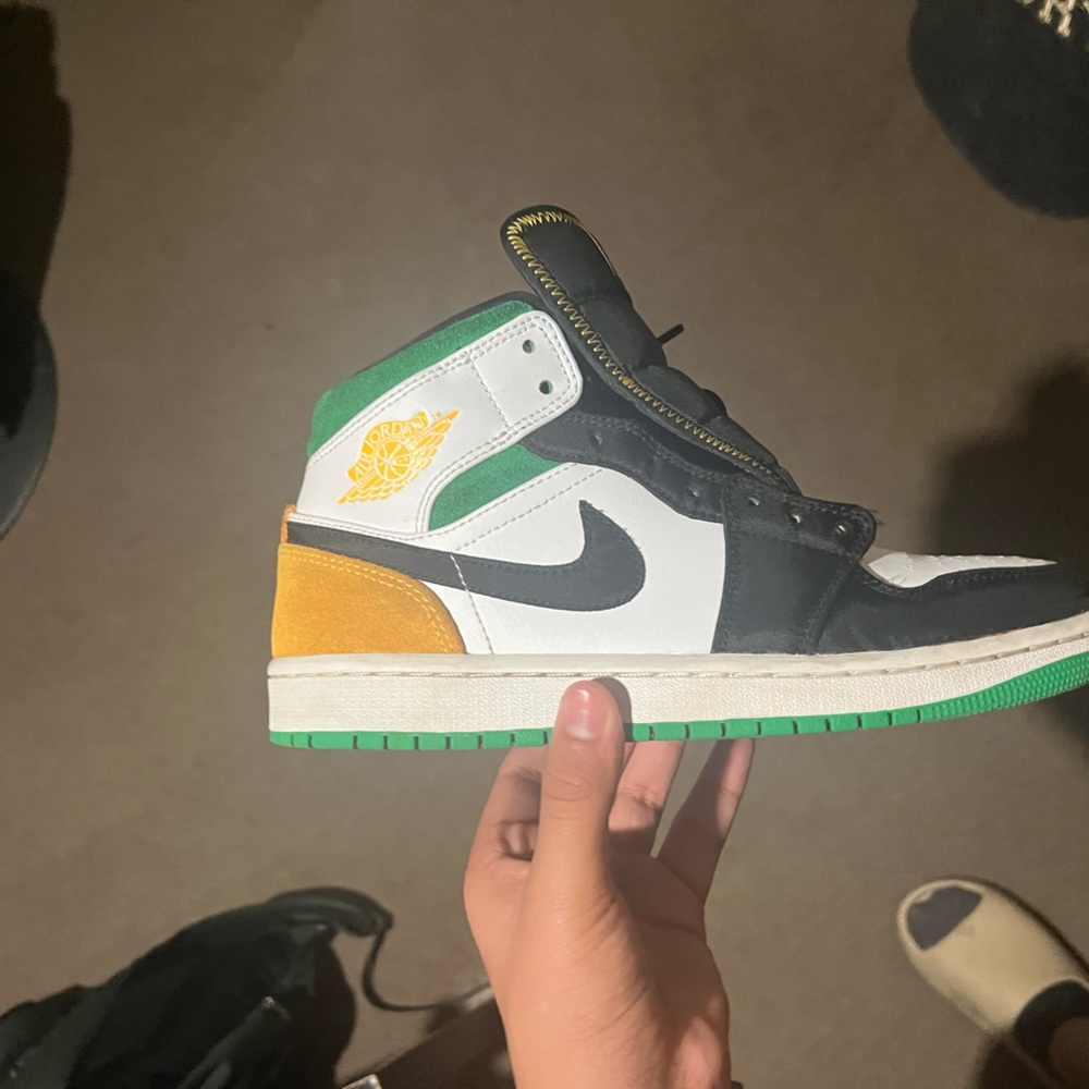 Jordan 1 mid oka land like new